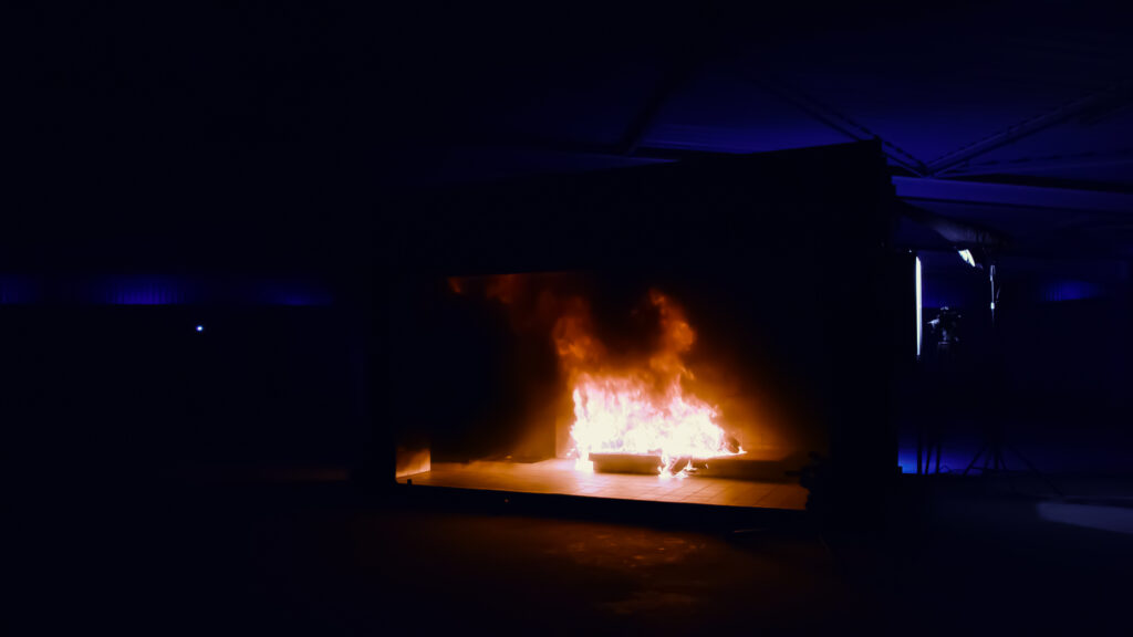 Mario Pfeifer, Zelle 5 – Eine Rekonstruktion, 2022, 4 K Videoinstallation, 5.1 Surround Sound, Farbe, courtesy of the artist, blackboardfilms, KOW & VG Bild-Kunst Bonn 