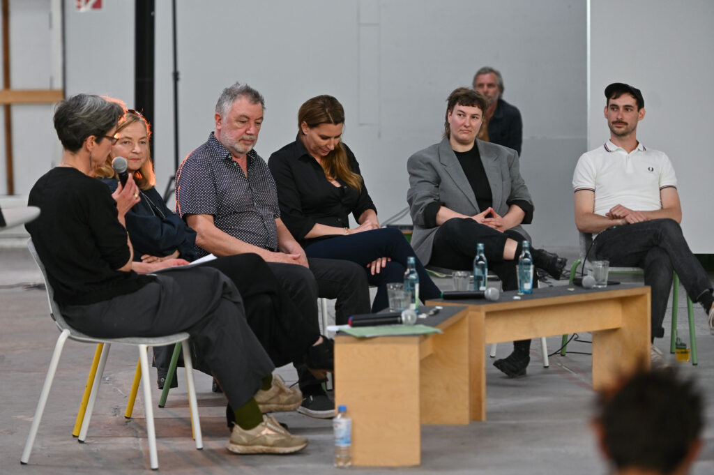 Ausstellungsansicht, TECHNO WORLDS, Ausstellungseröffnung 4.05.24, Eröffnungspanel mit Mathilde Weh (Kuratorisches Team Goethe-Institut), Justin Hoffmann (Kunstverein Wolfsburg), Kerstin Greiner (Jounalistin, Techno-Aktivistin), Kerstin Flasche & Christiane Mennicke-Schwarz und Felix Buchta (Klubnetz Dresden), Foto: Anja Schneider