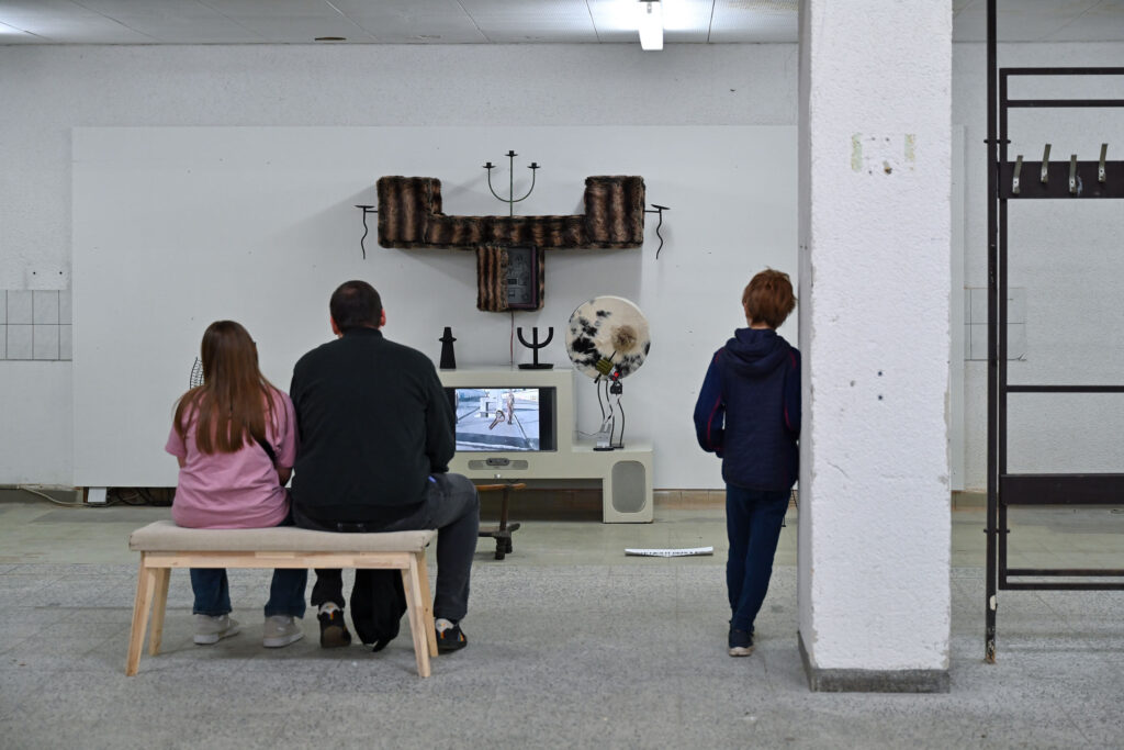 Ausstellungsansicht, TECHNO WORLDS, Besucher*innen vor der Arbeit von Henriette Naumann & Bastian Hagedorn, Ausstellungseröffnung 4.05.24, Foto: Anja Schneider