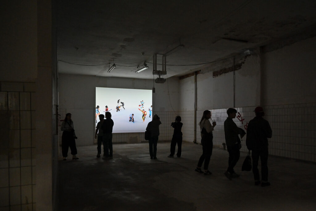 Ausstellungsansicht, TECHNO WORLDS, Besucher*innen vor Video von Chicks on Spped, Ausstellungseröffnung 4.05.24, Foto: Anja Schneider