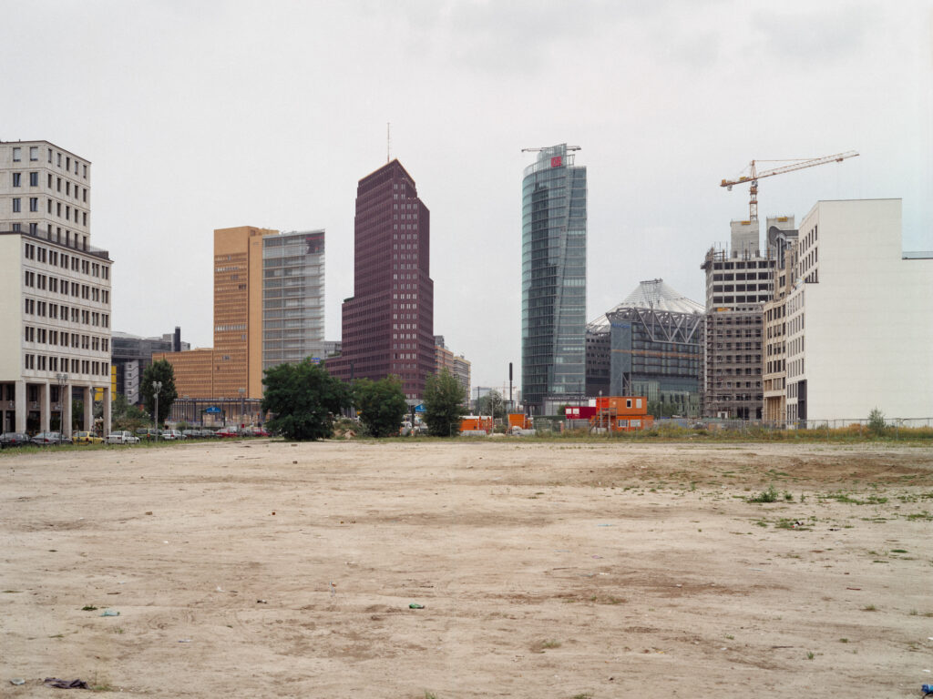 Blick über den Leipziger Platz auf den Potsdamer Platz. Bilder vom ehemaligen innerstädtischen Mauerstreifen in Berlin, 1998-2001