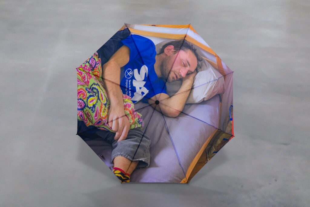 Paul Barsch & Tilman Hornig: Immer Müde Und Scheiss Wetter In New York, 2019, Installation,  courtesy oft he artists, © VG Bild-Kunst, Bonn 2024

