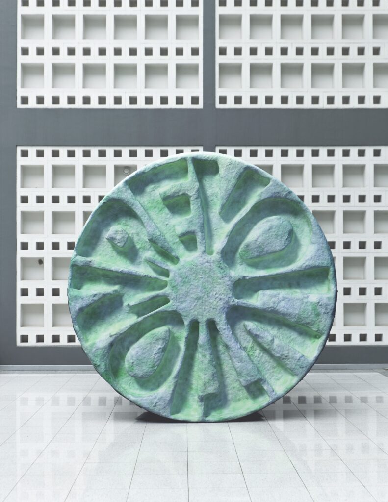 Zuzanna Czebatul: Macromolecule Exploiting some Biological Target, 2021, Polyester, Digitaldruck auf Nylon, Foto: Bert Heinzlmeier. Courtesy of the artist