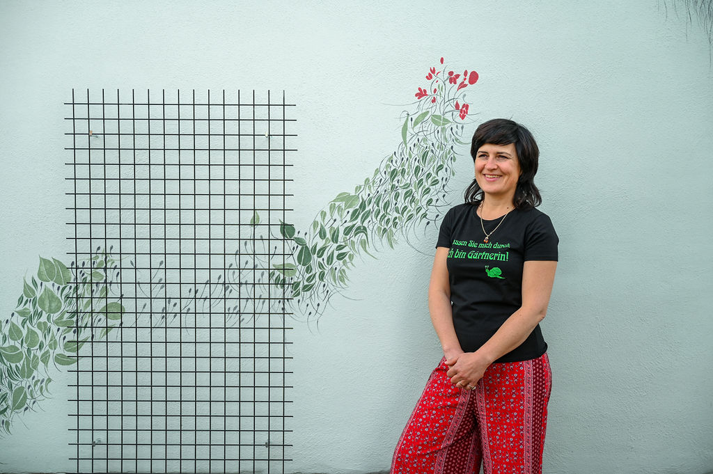 Gabriela Oberkofler vor ihrem Mural 
