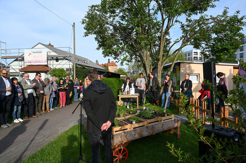 Eröffnung: API ÉTOILÉ -  Ein wachsendes Archiv, Pavillonausstellung Parzelle 3, KGV Flora  I mit dem Weltgarten im Vordergrund
