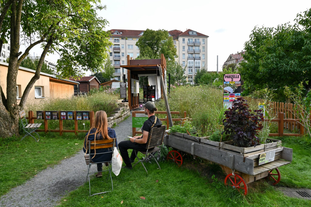 Parzelle 3, Ausstellungspavillon mit Weltgarten von Gabriela Oberkofler im Vordergrund, Foto: Anja Schneider
