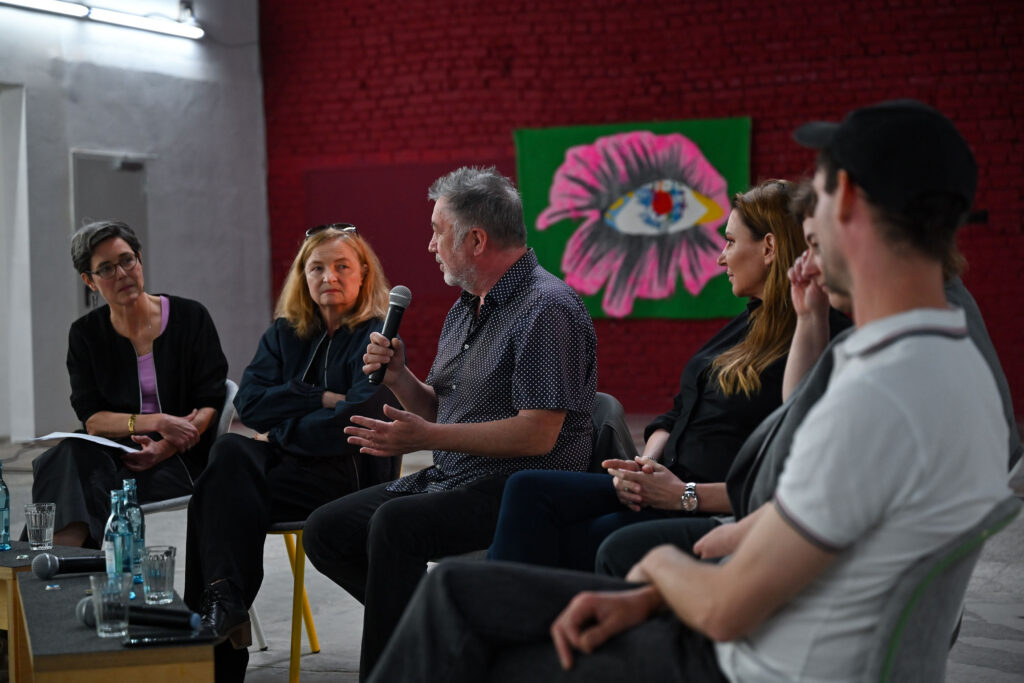 Ausstellungsansicht, TECHNO WORLDS, Ausstellungseröffnung 4.05.24, Eröffnungspanel mit Mathilde Weh (Kuratorisches Team Goethe-Institut), Justin Hoffmann (Kunstverein Wolfsburg), Kerstin Greiner (Jounalistin, Techno-Aktivistin), Kerstin Flasche & Christiane Mennicke-Schwarz und Felix Buchta (Klubnetz Dresden), Foto: Anja Schneider