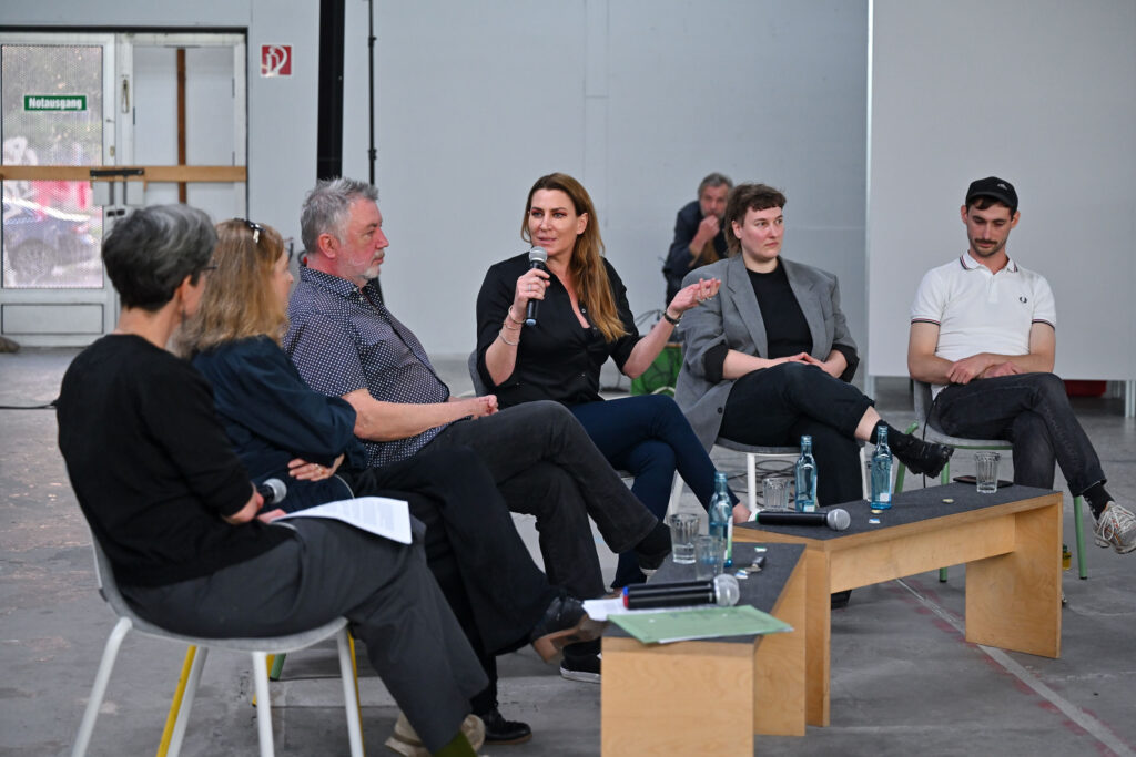 Ausstellungsansicht, TECHNO WORLDS, Ausstellungseröffnung 4.05.24, Eröffnungspanel mit Mathilde Weh (Kuratorisches Team Goethe-Institut), Justin Hoffmann (Kunstverein Wolfsburg), Kerstin Greiner (Jounalistin, Techno-Aktivistin), Kerstin Flasche & Christiane Mennicke-Schwarz und Felix Buchta (Klubnetz Dresden), Foto: Anja Schneider
