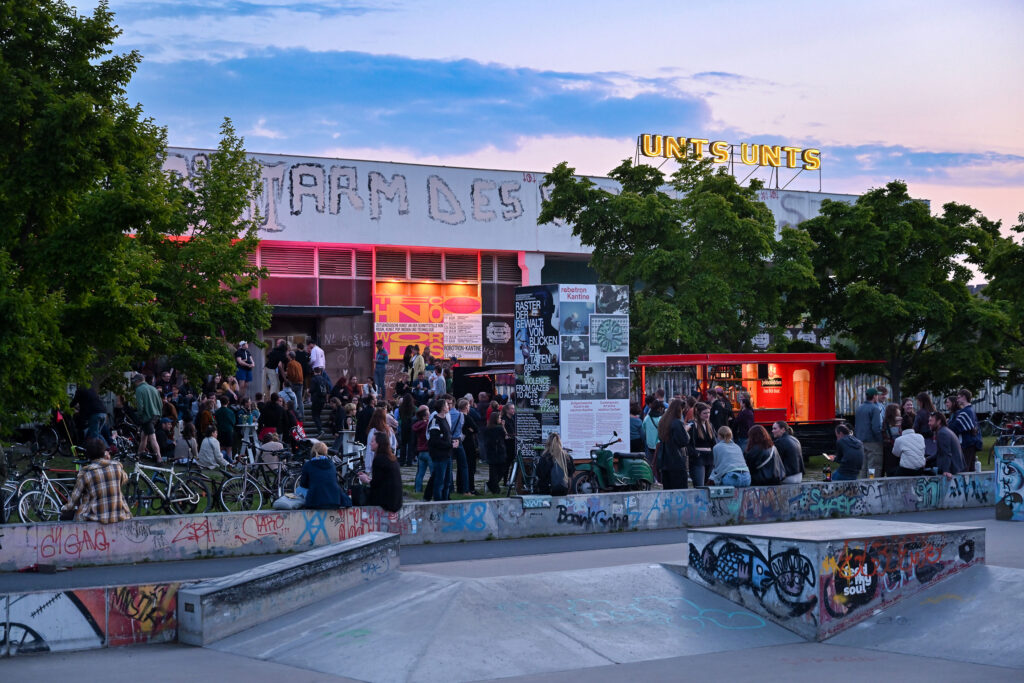 TECHNO; Austellungseröffnung; Kunsthaus Dresden; Robotron Kantine