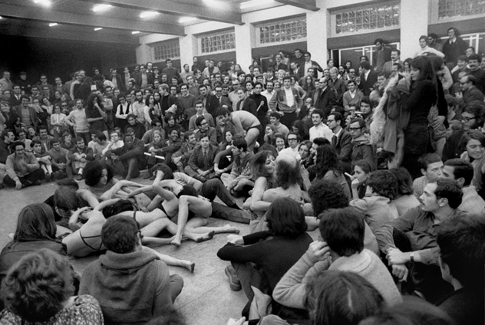 LIving Theatre; 1968_Performance_del_Living_Theatre_al_Politecnico