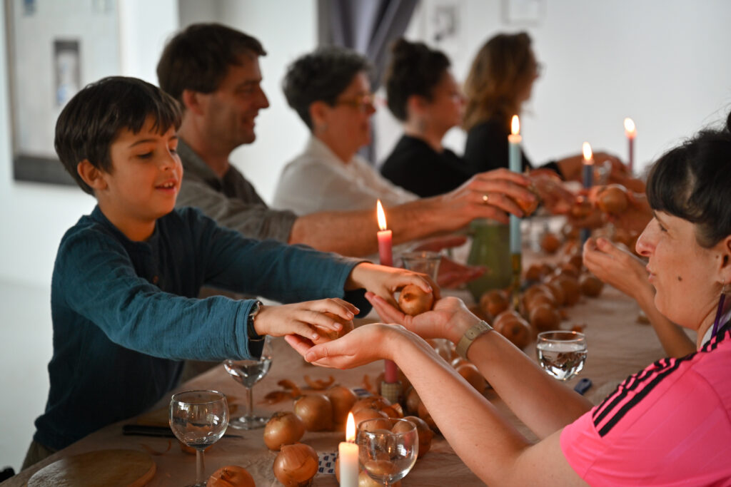 TRÄNEN, Kunsthaus Dresden zu Gast in der Galerie Walter, Sophie Meuresch und  Jana Mila Lippitz, TRÄNEN ist ein performativer, kollaborativer Abend, an dem wir gemeinsam eine Zwiebelsuppe zubereiten und verzehren.