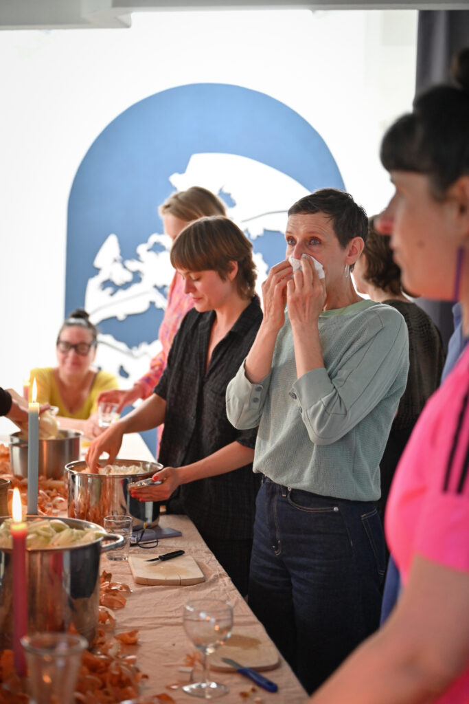TRÄNEN, Kunsthaus Dresden zu Gast in der Galerie Walter, Sophie Meuresch und  Jana Mila Lippitz, TRÄNEN ist ein performativer, kollaborativer Abend, an dem wir gemeinsam eine Zwiebelsuppe zubereiten und verzehren.