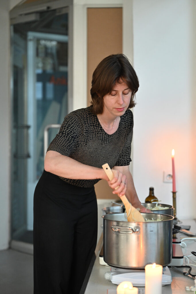TRÄNEN, Kunsthaus Dresden zu Gast in der Galerie Walter, Sophie Meuresch und  Jana Mila Lippitz, TRÄNEN ist ein performativer, kollaborativer Abend, an dem wir gemeinsam eine Zwiebelsuppe zubereiten und verzehren.