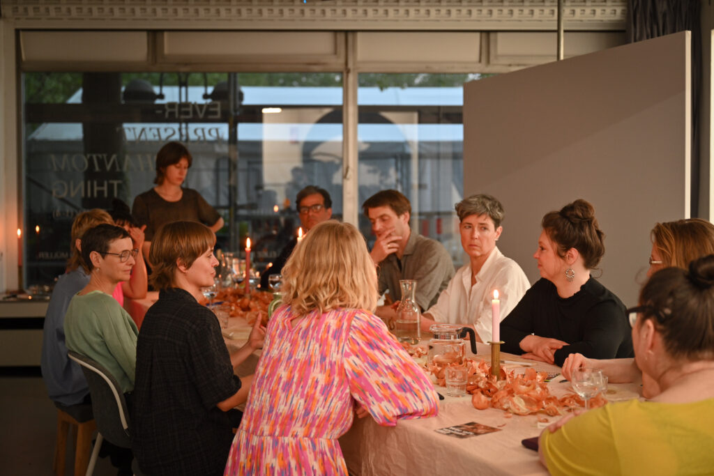 TRÄNEN, Kunsthaus Dresden zu Gast in der Galerie Walter, Sophie Meuresch und  Jana Mila Lippitz, TRÄNEN ist ein performativer, kollaborativer Abend, an dem wir gemeinsam eine Zwiebelsuppe zubereiten und verzehren.