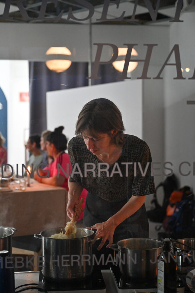 TRÄNEN, Kunsthaus Dresden zu Gast in der Galerie Walter, Sophie Meuresch und  Jana Mila Lippitz, TRÄNEN ist ein performativer, kollaborativer Abend, an dem wir gemeinsam eine Zwiebelsuppe zubereiten und verzehren.