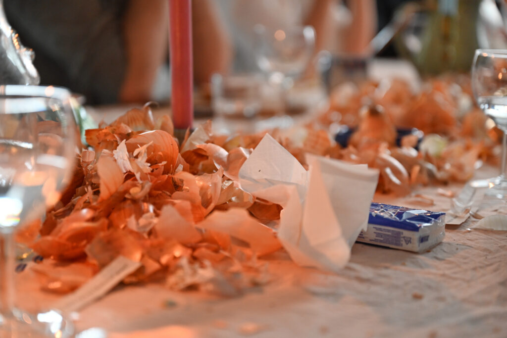 TRÄNEN, Kunsthaus Dresden zu Gast in der Galerie Walter, Sophie Meuresch und  Jana Mila Lippitz, TRÄNEN ist ein performativer, kollaborativer Abend, an dem wir gemeinsam eine Zwiebelsuppe zubereiten und verzehren. Alle Fotos: 2.5.2025 foto: Anja Schneider