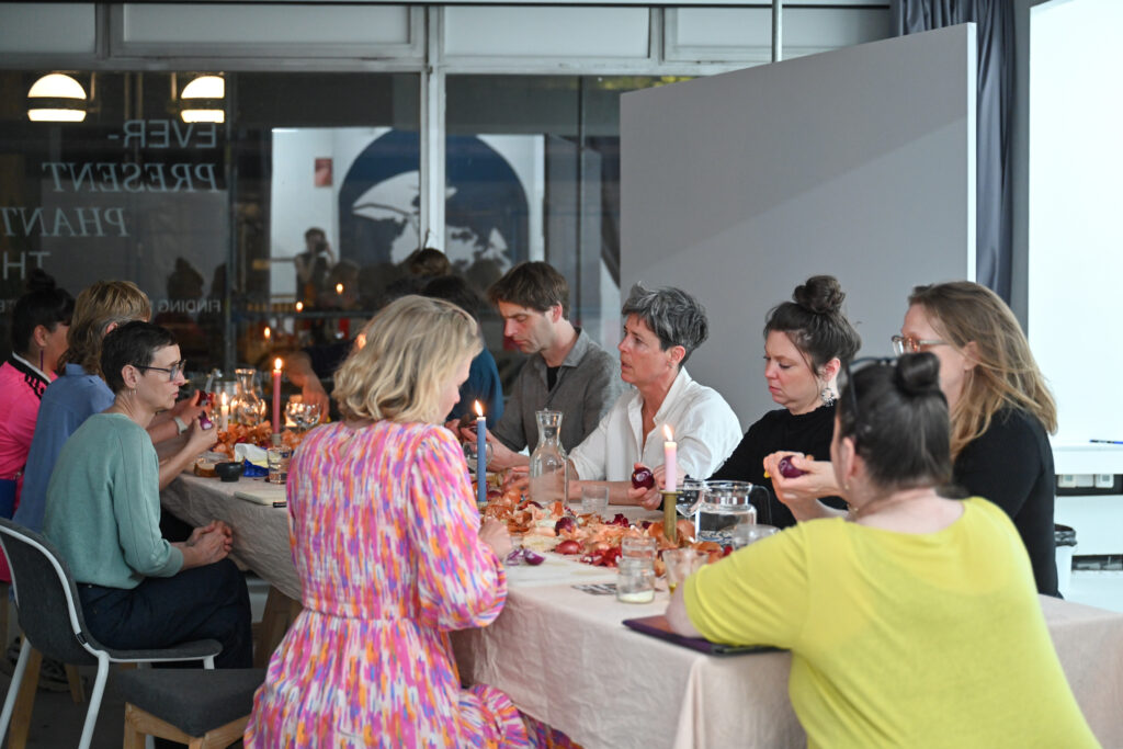 TRÄNEN, Kunsthaus Dresden zu Gast in der Galerie Walter, Sophie Meuresch und  Jana Mila Lippitz, TRÄNEN ist ein performativer, kollaborativer Abend, an dem wir gemeinsam eine Zwiebelsuppe zubereiten und verzehren.