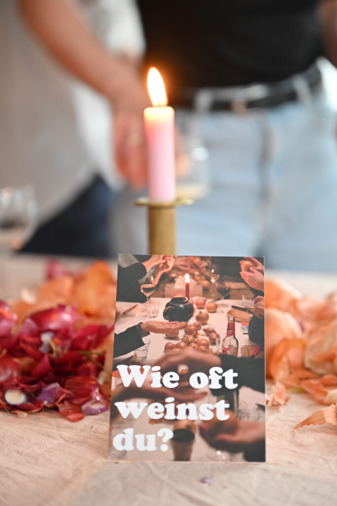 TRÄNEN, Kunsthaus Dresden zu Gast in der Galerie Walter, Sophie Meuresch und  Jana Mila Lippitz, TRÄNEN ist ein performativer, kollaborativer Abend, an dem wir gemeinsam eine Zwiebelsuppe zubereiten und verzehren.