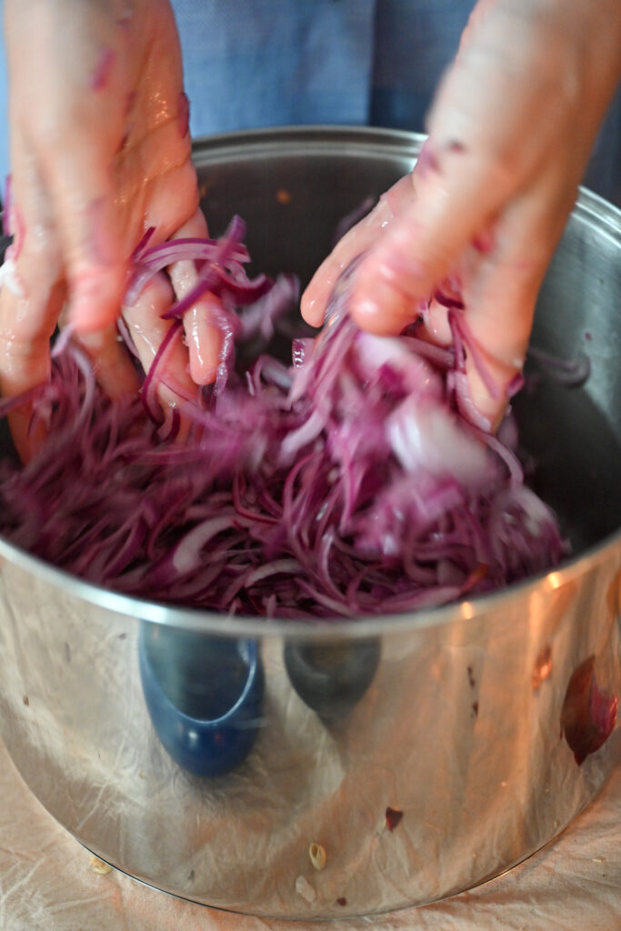 TRÄNEN, Kunsthaus Dresden zu Gast in der Galerie Walter, Sophie Meuresch und  Jana Mila Lippitz, TRÄNEN ist ein performativer, kollaborativer Abend, an dem wir gemeinsam eine Zwiebelsuppe zubereiten und verzehren.