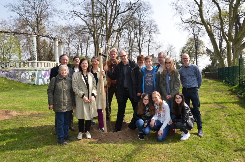 Apfel-Pflanzung in Mönchengladbach Antje Majewski im Rahmen von DER APFEL. EINE EINFÜHRUNG (immer und immer und immer wieder)
12. Juli – 25. Oktober 2015, Museum Abteiberg (Foto: Antje Majewski)
